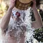 Penganut Shinto menuangkan air dingin ke tubuh mereka saat melangsungkan ritual ketahanan di Kuil Kanda Myojin, Tokyo, Jepang, Sabtu (26/1). Ritual ini untuk mensucikan jiwa dan raga. (Martin Bureau/AFP)