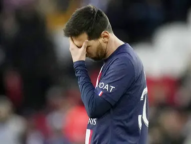 Pemain Paris Saint-Germain (PSG), Lionel Messi, tampak kecewa setelah ditaklukkan Stade Rennes pada laga Liga Prancis di Stadion Parc des Princes, Minggu (19/3/2023). La Pulga dan kawan-kawan dipecundangi Stade Rennes. (AP Photo/Christophe Ena)