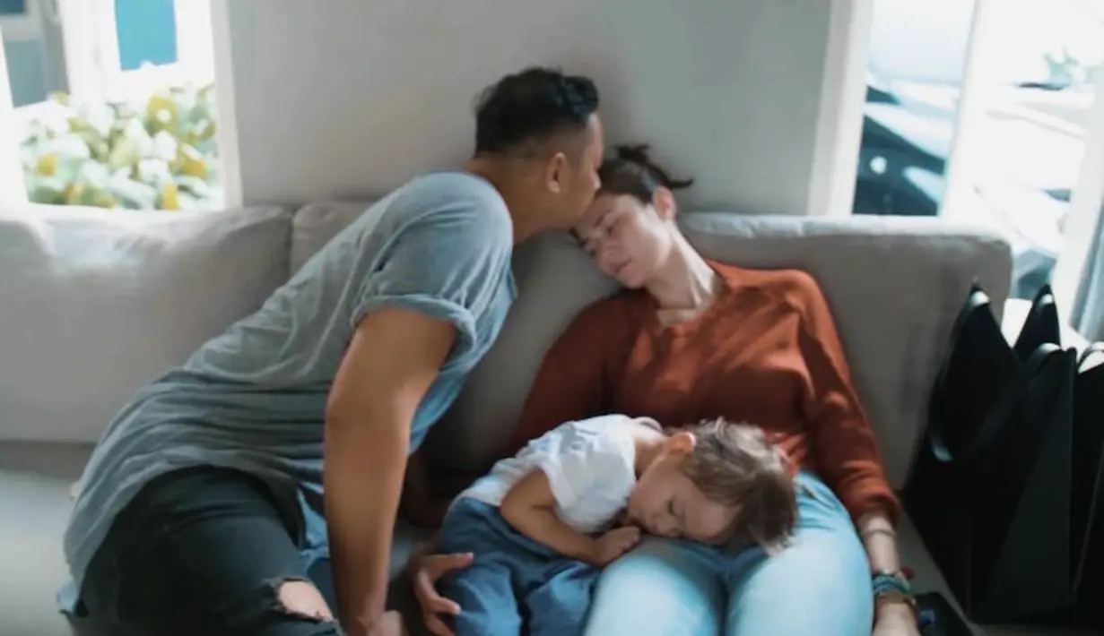 Dalam unggahan foto istrinya mendekap putranya (Bjorka), Ringgo mengaku sudah membuat janji dengan istrinya Sabai terkait lebaran saat anaknya sudah besar nanti. (Instagram/ringgoagus)