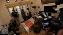 Sejumlah kerabat datang melayat ke rumah almarhum Ayah Ariel "NOAH", Nazmul Irphan bin Muhammad Saleh, Bandung, Selasa (29/3/2016). Almarhum meninggal dalam usia 65 tahun lantaran komplikasi penyakit yang diderita sejak lama. (Liputan6.com/Herman Zakharia