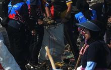 FOTO: Aksi Pandawara Group dan Ratusan Relawan Bersihkan Pantai Cibutun Sukabumi yang Penuh Sampah