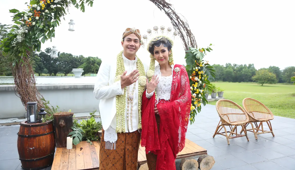 "Oh iya, pengen (cepat punya cucu). Karena anak yang besarkan di kanada sampe sekarang belum (punya anak). Doain aja saya kan pengen cepet," tutur Erna Santoso. (Daniel Kampua/Bintang.com)