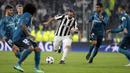 Striker Juventus, Gonzalo Higuain, berusaha melewati pemain Real Madrid pada laga Liga Champions di Stadion Allianz, Selasa (3/4/2018). Juventus takluk 0-3 dari Real Madrid. (AP/Luca Bruno)