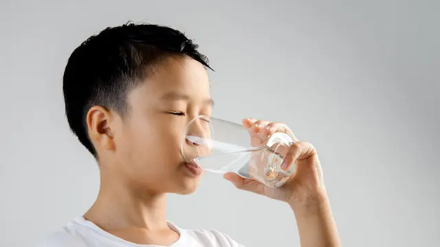Berapa Kebutuhan Air Minum yang Ideal untuk Anak?