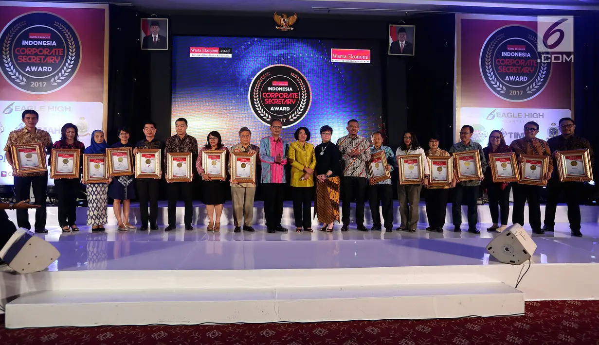 Sejumlah penerima penghargaan berpose dalam acara dalam acara Warta Ekonomi Corporate Secretary Award 2017 di Jakarta, Selasa (5/12). PT Surya Citra Media Tbk (SCMA) memperoleh predikat perusahaan dengan tata kelola yang baik (Liputan6.com/Johan Tallo)