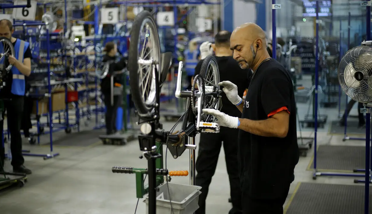 Pekerja merakit sepeda lipat Brompton di pabrik Brompton di London, Inggris, 24 November 2020. Nasib industri sepeda Brompton semakin tidak menentu di tengah ketidakpastian Brexit, persaingan baru yang tak terduga dari China, dan pandemi COVID-19. (AP Photo/Matt Dunham)