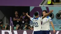 Harry Maguire dan Jude Bellingham dalam duel Inggris versus Iran pada fase grup B Piala Dunia 2022 di Khalifa Stadium, Doha, Senin (21/11/2022). (AP/Frank Augstein)