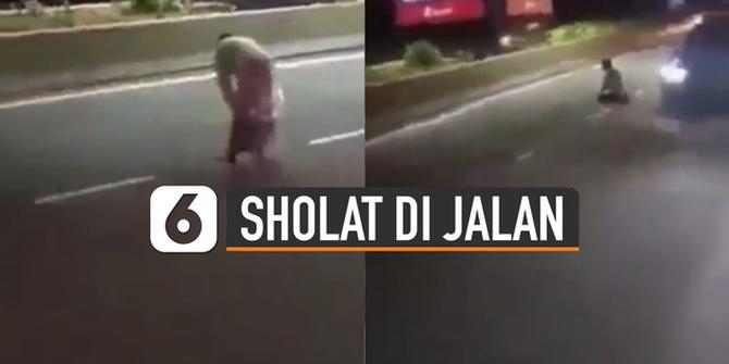 VIDEO: Viral, Pria Lakukan Ibadah Sholat Di Tengah Jalan Raya