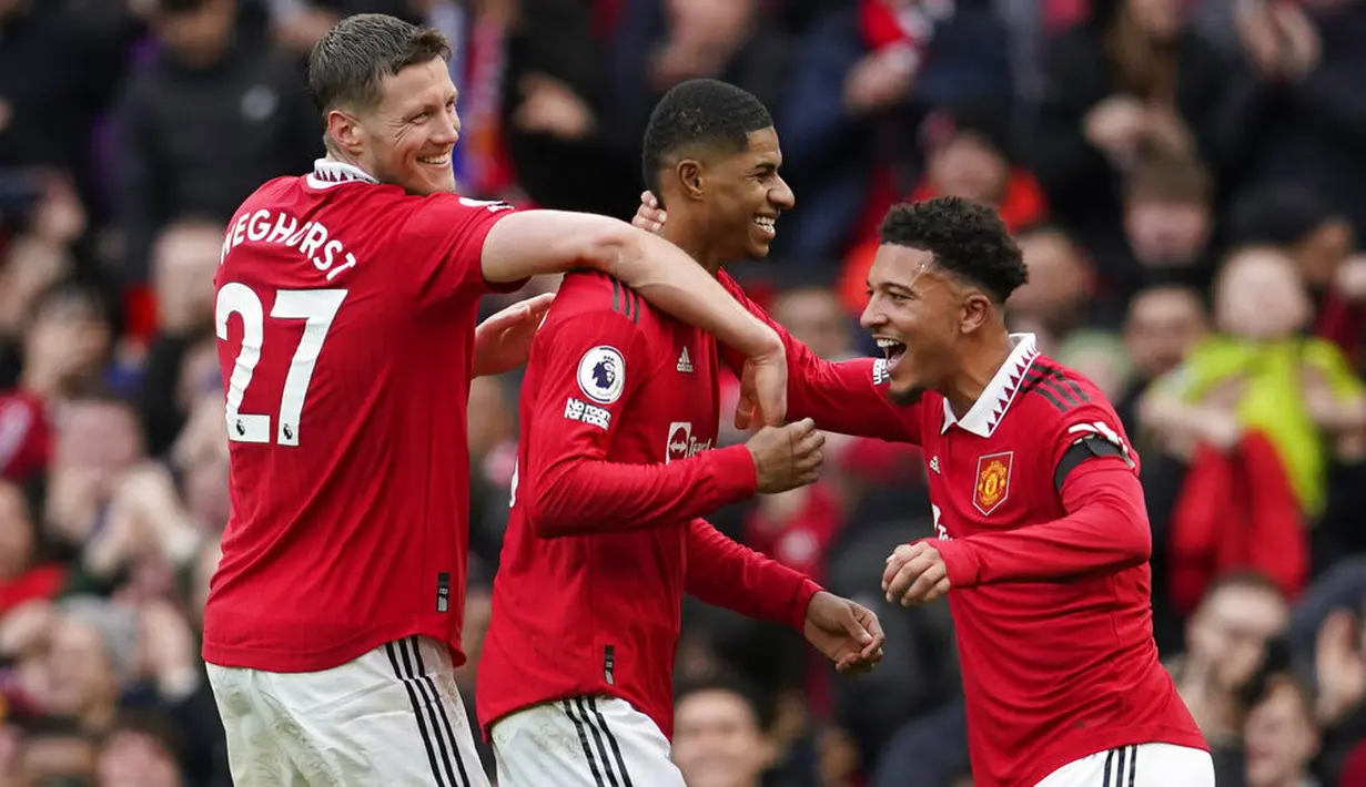 Pemain Manchester United, Marcus Rashford merayakan gol bersama rekannya setelah mencetak gol ke gawang Leicester City pada laga Liga Inggris di Stadion Old Trafford, Minggu (19/2/2023). MU sukses menaklukkan tamunya. (AP Photo/Dave Thompson)