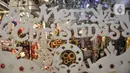 Pengunjung melihat pernak-pernik Natal di salah satu toko di Pasar Asemka, Jakarta, Kamis (9/12/2021). Meski masih berada di masa pandemi Covid-19, penjualan pernak-pernik Natal di Pasar Asemka mengalami peningkatan. (merdeka.com/Iqbal S Nugroho)