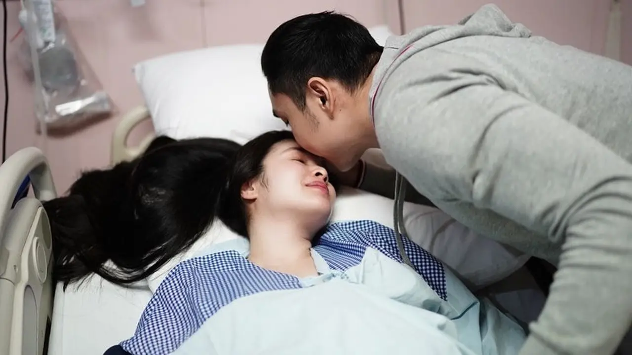 Momen Manis Sandra Dewi dan Suami Pasca Kelahiran Anak Kedua (sumber: instagram/@sandradewi88)