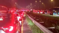 Arus Mudik di KM 70 Tol Cikampek Menuju Jakarta Mulai Padat