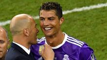 Pelatih Real Madrid, Zinedine Zidane bersama Cristiano Ronaldo melakukan selebrasi usai mengalahkan Juventus pada laga final Liga Champions di Stadion Millennium, Cardiff, Sabtu (3/06/2017). Real Madrid menang 4-1. (AFP/Ben Stansall)