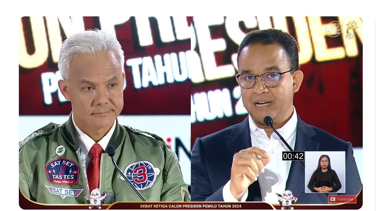 Calon presiden nomor urut 3 Ganjar Pranowo dan capres nomor 1 Anies Baswedan saat debat capres ketiga yang digelar KPU pada Minggu (7/1/2024) di Istora, Senayan, Jakarta.