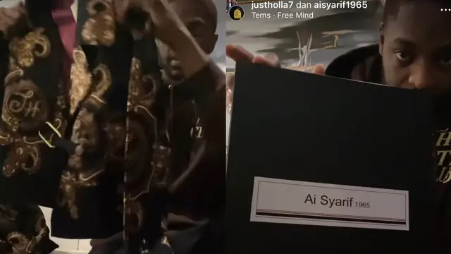 Justin Holiday memperlihatkan batik yang dikirim Ai Syarif