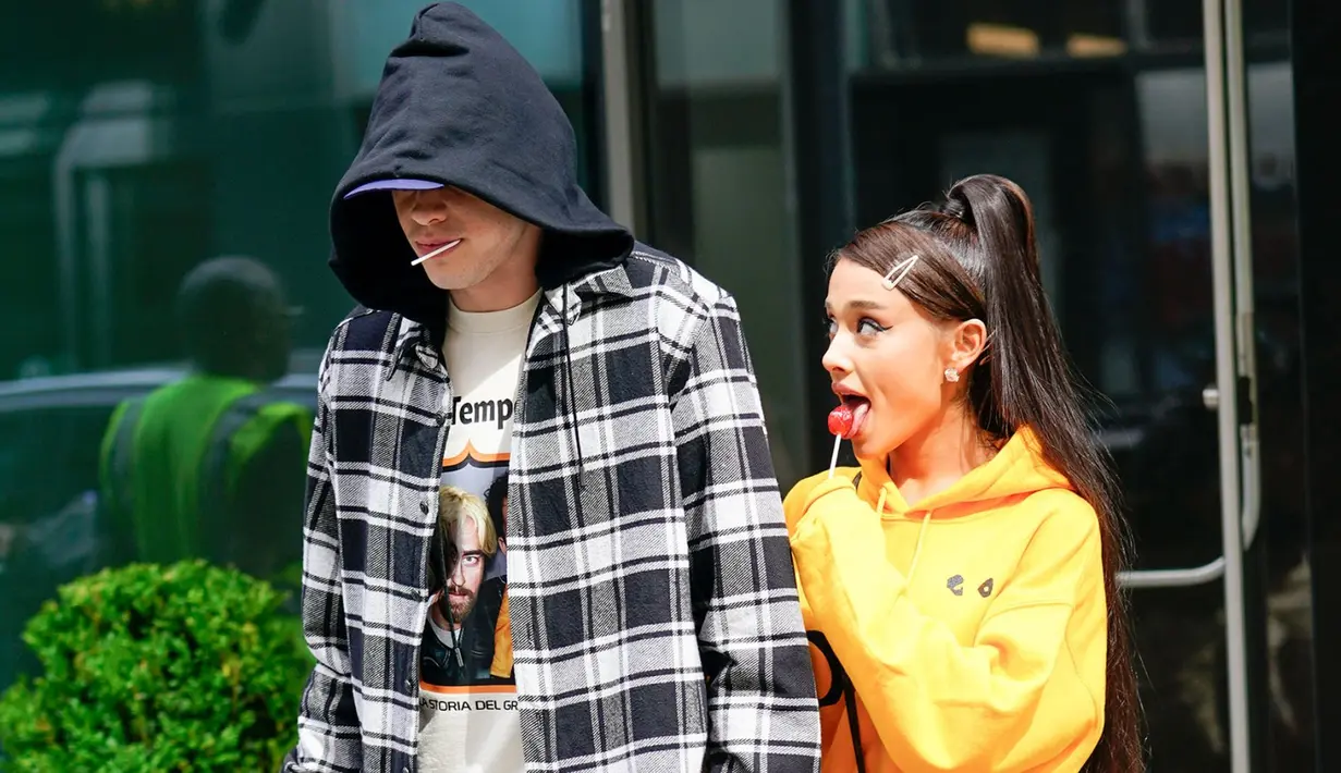 Anehnya pertunagan Justin Bieber dan Hailet Baldwin sendiri banyak dikaitkan dengan Ariana Grande dan Pete Davidson.  (GothamGC Images - US Magazine)