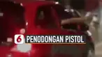 Beredar video pengendara mobil todong pistol ke arah warga dan kerumunan pengendara motor di jalan raya. Belum diketahui apa maksud dan tujuan pengendara mobil itu.