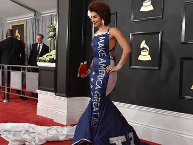 Penyanyi sekaligus komposer Joy Villa mengenakan busana kontroversial pada ajang Grammy Awards 2017 di Los Angeles, Minggu (13/2). Joy Villa melengang di karpet merah dengan dress biru bertuliskan 'Make America Great Again'. (Jordan Strauss/Invision/AP)