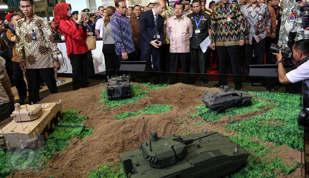 Wakil Presiden Jusuf Kalla meninjau booth peserta usai membuka pameran Indo Defence 2016 Expo & Forum di JIExpo Kemayoran, Jakarta, Rabu (2/11). Indo Defence 2016 Expo & Forum diselenggarakan dari tanggal 2-5 November 2016. (Liputan6.com/Faizal Fanani)