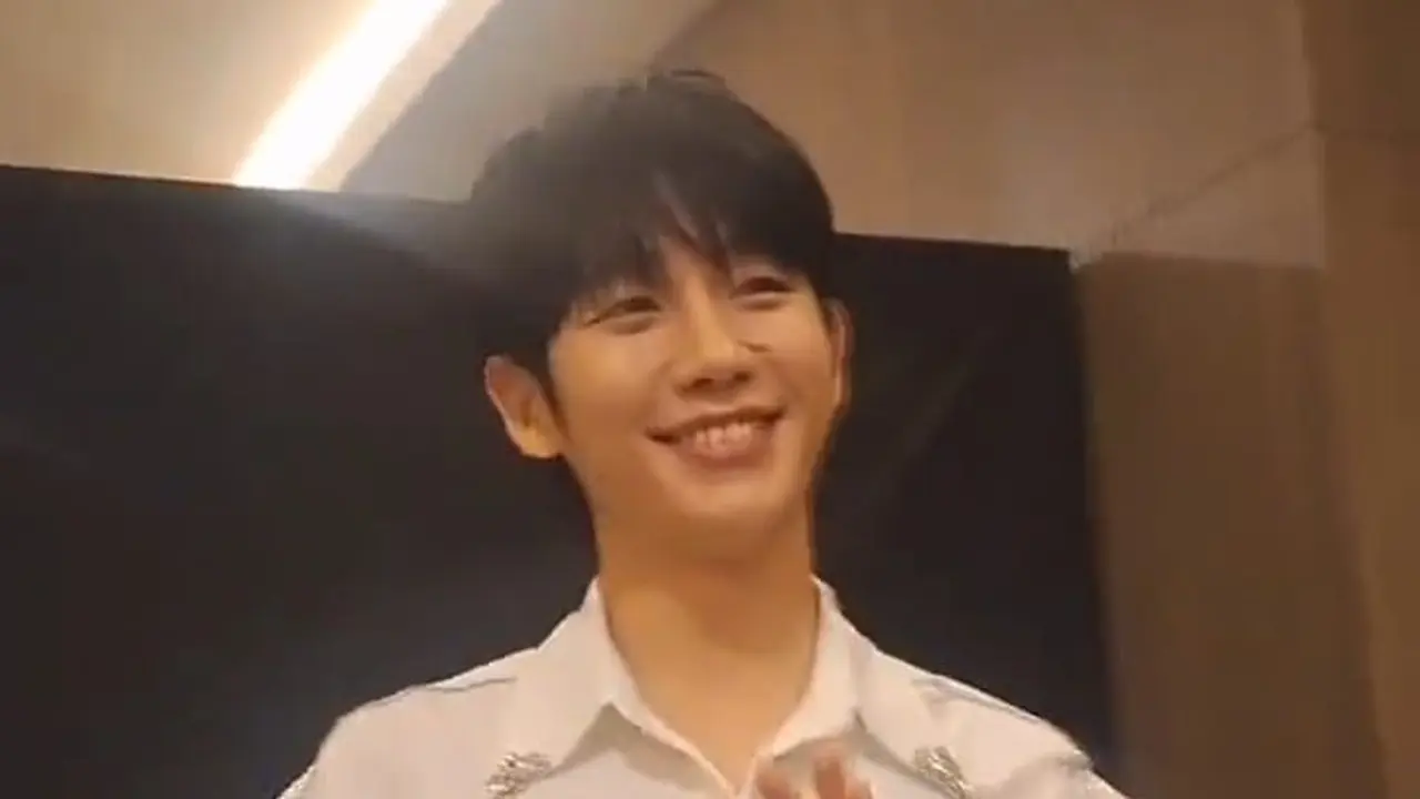 Ekspresi lucu Jung Hae In menyapa penggemar setelah fan meeting (Tangkapan Layar/Twitter/teamunae)