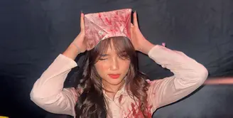 Halloween belum berakhir untuk Fuji. Setelah muncul dengan pakaian old school dan polwan, kali ini, perempuan 22 tahun itu tampil dengan kostum yang lebih “menyeramkan”. [@fuji_an].