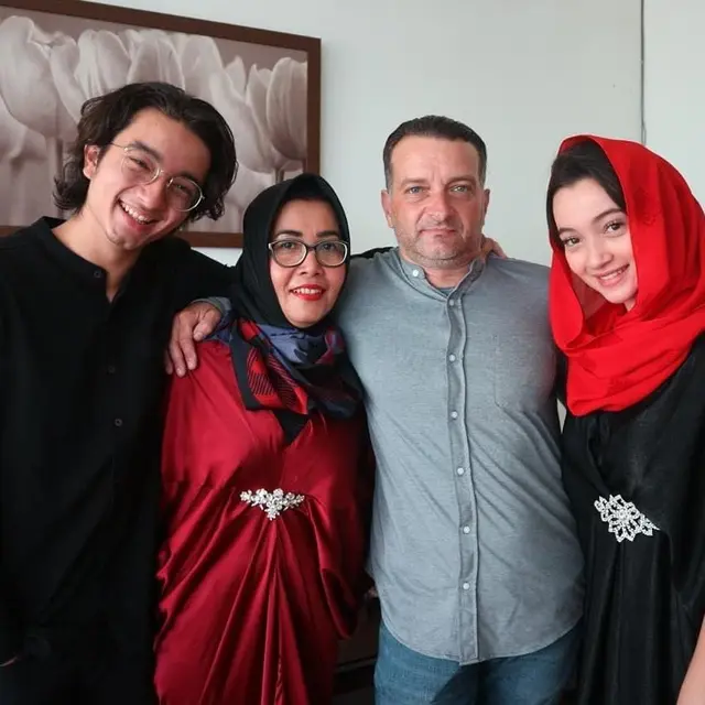 Potret Kedekatan Bryan & Megan Domani dengan Ibu, Akrab dan Bahagia