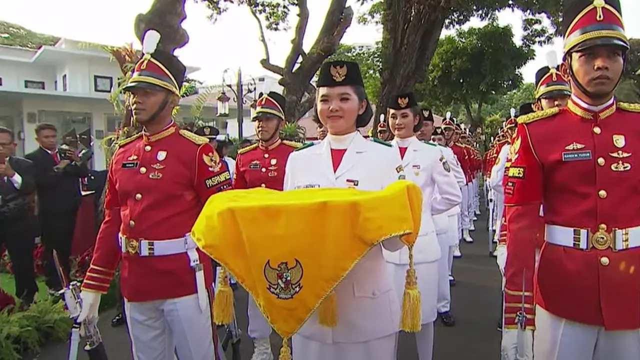 Paskibraka Nasional 2023 asal Sumatra Selatan (Sumsel) yang terpilih menjadi pembawa baki pada Upacara Penurunan Bendera Merah Putih di Istana Merdeka Jakarta. (Tangkapan Layar Youtube Sekretariat Presiden )