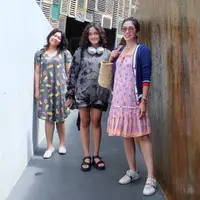 Ussy Sulistiawaty liburan bareng dua putri ABGnya Amel dan Ara ke Bali, lihat OOTD mereka yang bisa terlihat sebagai ibu-anak juga teman sepantar (Foto: Instagram @ussypratama)