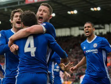 Bek Chelsea, Gary Cahill, merayakan gol yang dicetaknya ke gawang Stoke City pada laga lanjutan Liga Primer Inggris di Stadion Bet365, Sabtu (18/03/2017). Chelsea berhasil membungkam Stoke City dengan skor 1-2. (EPA/Peter Powell).