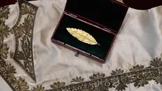 Sebuah rompi dan daun salam emas yang merupakan bagian mahkota dari Kaisar Prancis, Napoleon I diperlihatkan di rumah lelang Osenat di Paris, Prancis (15/11). Kedua benda tersebut akan dilelang di rumah lelang Osenat. (AFP Photo/Stephane De Sakutin)