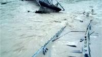 Jembatan Termanu, Kupang, putus total akibat banjir bandang. (Foto: Istimewa/Ola Keda)
