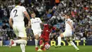 Pemain Liverpool Sadio Mane (tengah) menendang bola untuk mencetak gol ke gawang Leeds United pada pertandingan Liga Inggris di Elland Road, Leeds, Inggris, 12 September 2021. Liverpool menang 3-0. (Oli SCARFF/AFP)