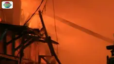 Banyaknya material yang mudah terbakar membuat api semakin mengganas.