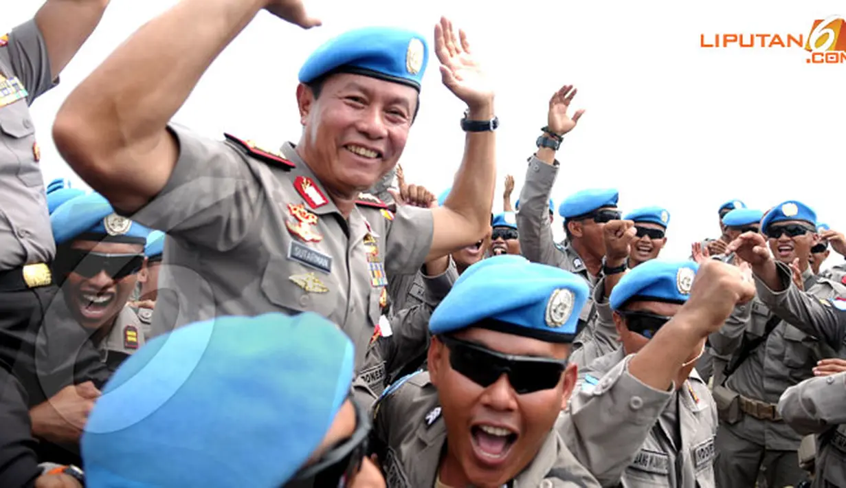 Kapolri Jenderal Sutarman dibopong para anggota Polri usai acara pembaretan di Pos AL Tanjung Pasir (Liputan6.com/Helmi Fithriansyah)