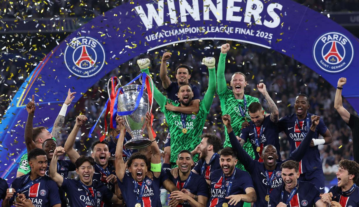 Kapten tim Paris Saint-Germain (PSG) asal Brasil, Marquinhos mengangkat trofi bersama rekan setimnya saat merayakan kemenangan pada laga final Liga Champions 2024/2025 melawan Inter Milan di Allianz Arena, Jerman, pada 31 Mei 2025 waktu setempat atau Minggu 1 Juni 2025 dini hari WIB. (FRANCK FIFE/AFP)