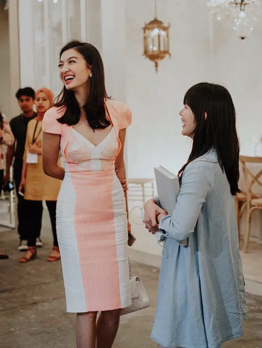 "Saya yakin bahwa untuk dapat maju, kita harus berani melangkah keluar dari zona nyaman, dan saya menyambut peluang tersebut dengan bergabung bersama AirAsia," katanya. (Instargam/ralineshah)