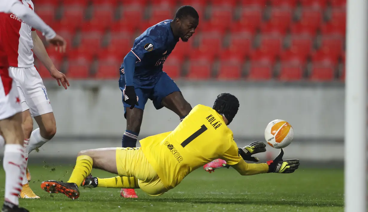Penyerang Arsenal, Nicolas Pepe mencetak gol pembuka untuk timnya ke gawang Slavia Praha pada leg kedua perempat final Liga Europa di Stadion Sinobo, Praha, Jumat (16/4) dini hari WIB.  Arsenal lolos ke semifinal Liga Europa setelah menang telak 4-0 di markas Slavia Praha. (AP Photo/Petr David Josek