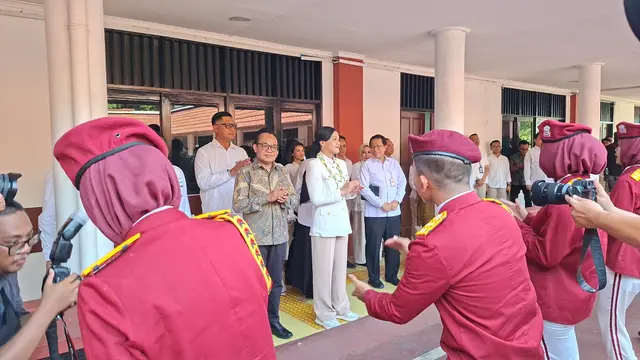 Ketua Dewan Komisioner OJK, Friderica Widyasari Dewi dalam acara Hari Indonesia Menabung di Sekolah Rakyat Menengah Atas (SRMA) 13, Bekasi, Jawa Barat, Jumat (28/8/2026). (Liputan6.com/Arief)