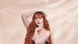 Saking panjangnya, Aura Kasih ramai dipuji penggemarnya bak tokoh kartun Rapunzel. Terlihat bahkan pemain series film "Gelas Kaca" ini rambutnya hampir menyentuh mata kaki. Lewat posenya yang khas, Aura Kasih disebur Rapunzelnya Indonesia. (Liputan6.com/IG/@aurakasih)