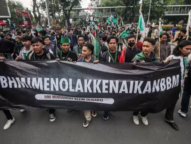 Sejumlah massa yang tergabung dalam Himpunan Mahasiswa Islam (HMI) melakukan longmarch saat akan menggelar aksi di depan Patung Kuda, Jakarta, Senin (29/8/2022). Mereka menolak rencana pemerintah untuk menaikkan harga BBM bersubsidi karena akan mengorbankan kondisi ekonomi rakyat, terutama masyarakat kelas menengah ke bawah dan pelaku Usaha Mikro Kecil Menengah (UMKM), yang belum sepenuhnya pulih akibat terpaan pandemi COVID-19. (Liputan6.com/Faizal Fanani)