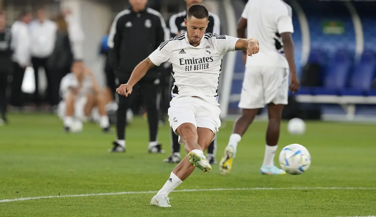 <p>Gelandang Real Madrid, Eden Hazard mencoba melakukan tembakan ke gawang saat sesi latihan di Stadion Olimpiade Helsinki, Finlandia (9/8/2022). Real Madrid akan bertanding melawan Eintracht Frankfurt pada Piala Super Eropa 2022. (AP Photo/Antonio Calanni)</p>