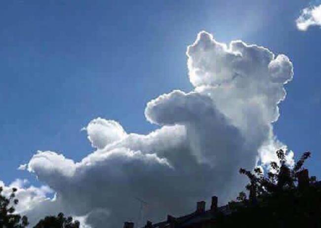Awan di langit yang berbentuk Winnie The Pooh | Photo: Copyright today.com