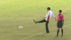 Video aksi tendangan Presiden Joko Widodo, secara simbolis membuka laga final Torabika Bhayangkara Cup. Bola tendangan Presiden RI disambut gelandang serang Arema, Srdan Lopicic.