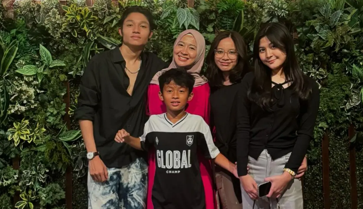 Okie Agustina membagikan potret bahagianya saat merayakan ultah bareng keempat anaknya, Kiesha Alvaro, Shakiena Azalea Napasha, Nasha Anaya dan si bungsu Miro Materazzi Gunawan. Mereka tersenyum bahagia di hari ultah sang mama. (Liputan6.com/IG/@okieagustina_)