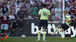 Gol pertama Haaland dicetak dari titik penalti usai sang pemain dilanggar oleh kiper West Ham, Alphonse Areola di dalam kotak terlarang. Ia sukses melesatkan bola ke sisi kiri gawang lawan. (AP/Frank Augstein)