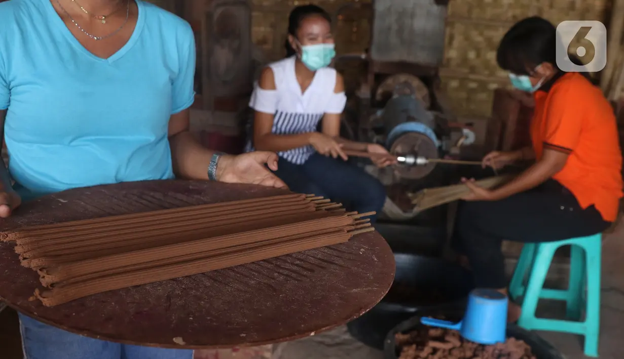 Perajin menyelesaikan proses pembuatan hio di kawasan Tangerang, Banten, Kamis (28/1/2021). Menjelang Imlek atau Tahun Baru China, permintaan akan Hio terus mengalami peningkatan untuk kebutuhan sembahyang warga keturunan Tionghoa. (Liputan6.com/Angga Yuniar)
