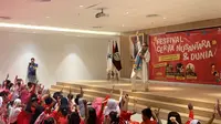 Ariyo Zidni saat menceritakan dongeng ke anak-anak di Festival Cerita Nusantara dan Dunia pada Sabtu (14/9/2019) di Perpustakaan Nasional Indonesia. (dok. liputan6.com/Novi Thedora)