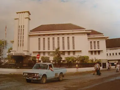 Tampak Datsun 620 Pick Up melintas di depan gedung Bank Indonesia, depan Kantor Pos Besar di era 1974. (Source: welcometosemarang.blogspot.com)
