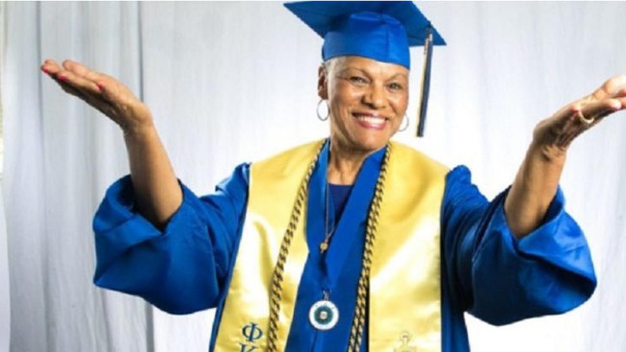 Tertunda 50 Tahun, Nenek Ini Lulus Sarjana di Usia 72 tahun