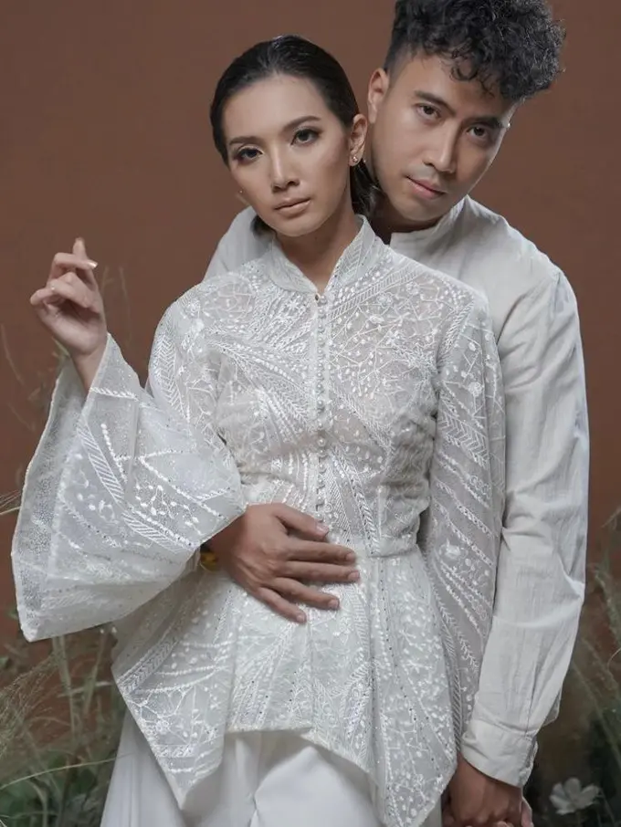 11 Gaya Sheila Dara dan Vidi Aldiano di Pemotretan Prewedding Terbaru, Kompak Berbusana Serba Putih